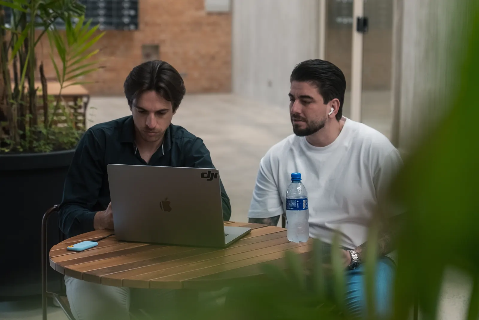 Gestor de rede revisando os números de uma loja com o franqueado