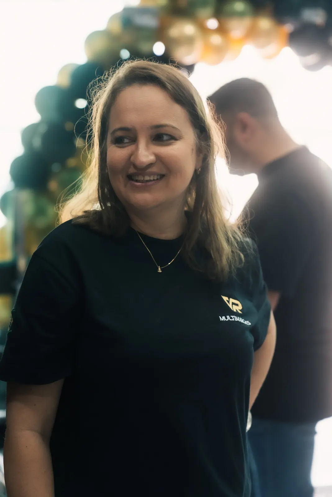 Vendedora da VR Multimarcas Goiânia sorrindo no dia da inauguração