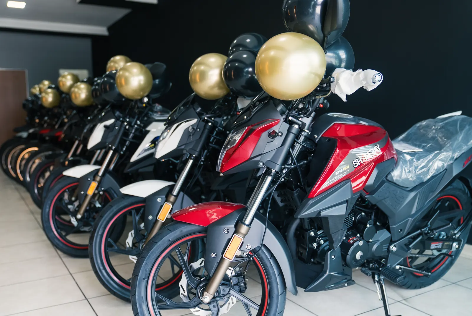 Fileira de motos novas no showroom da VR Multimarcas Barbacena