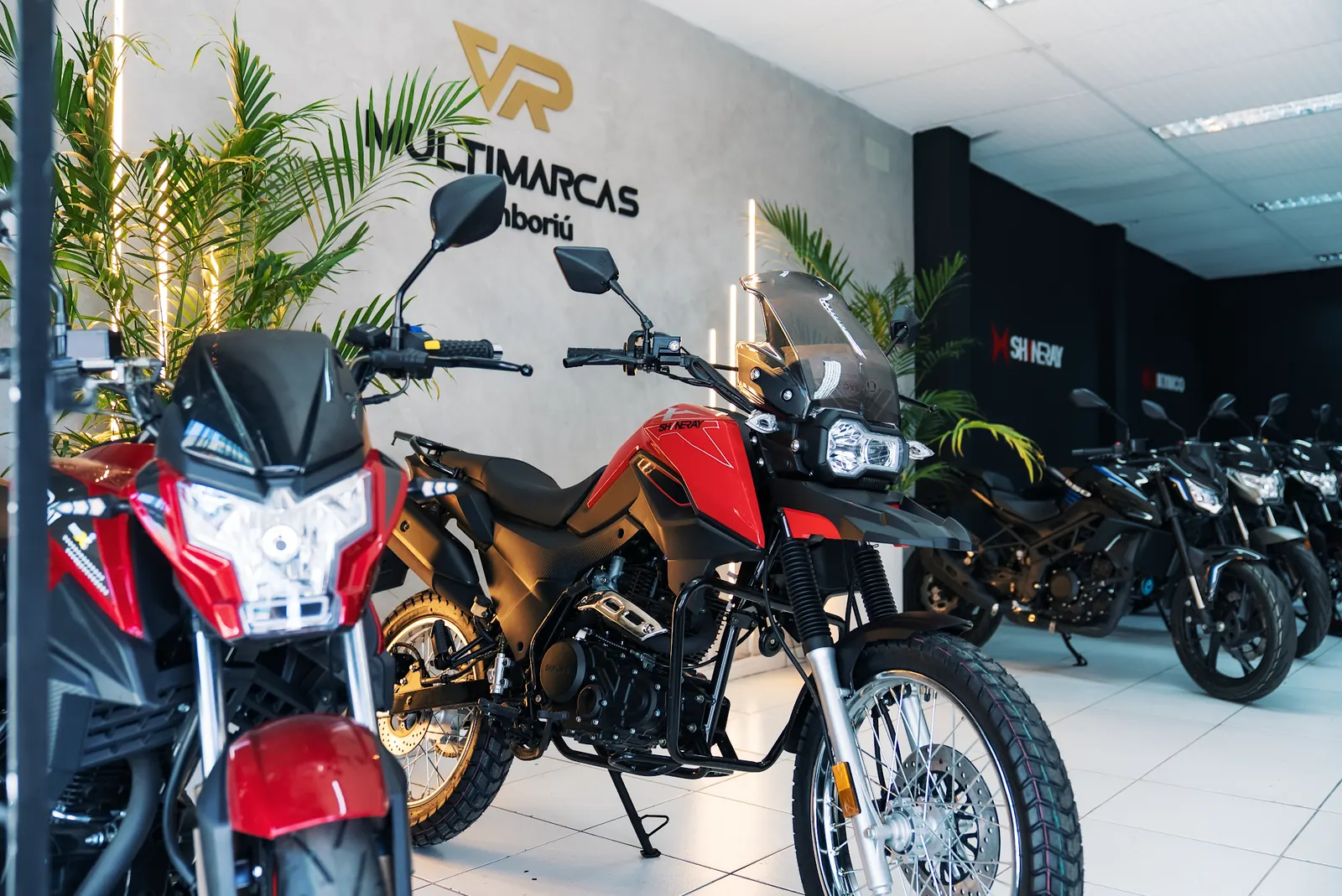 Motos novas no showroom da VR Multimarcas Camboriú